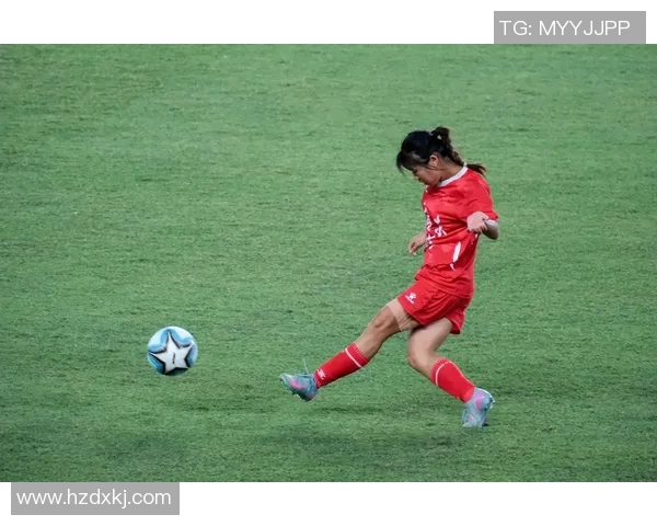 足球破了照片的瞬间记录了激情与梦想的交织与碰撞